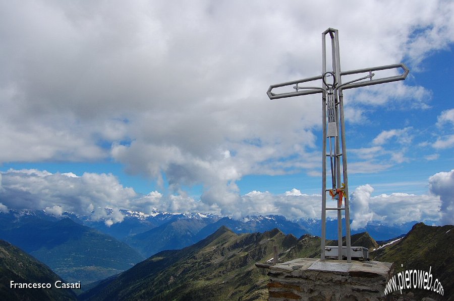 25 La bella croce di vetta posata degli escursionisti di Verdello.jpg